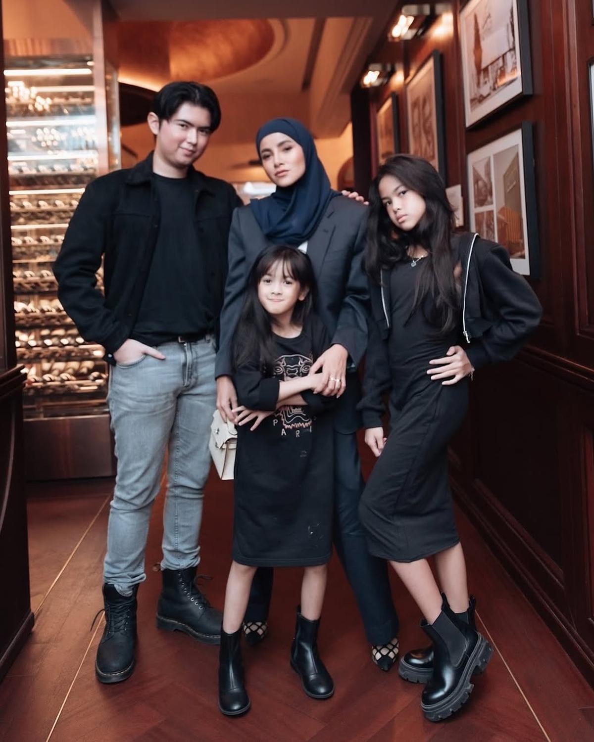 Gaya Badass Olla Ramlan Bareng Anak-Anak Tercinta, Tampil Menawan dan Disebut Bibit Unggul Semua