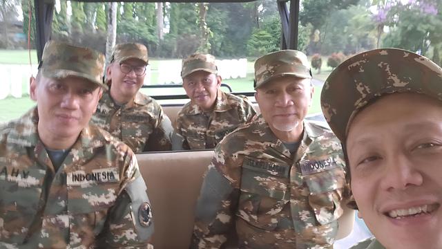 Menteri Pakai Baju Loreng