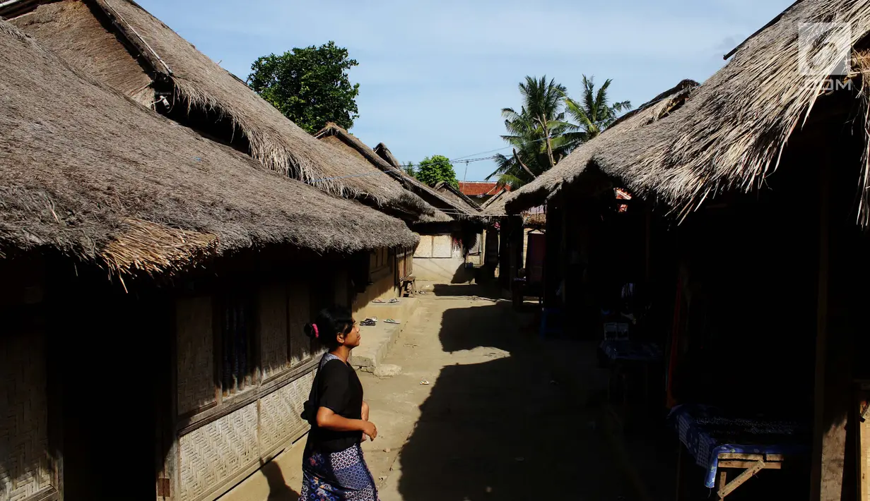 Sade adalah salah satu dusun di desa Rembitan, Pujut, Lombok Tengah. Dusun ini dikenal sebagai dusun yang mempertahankan adat suku Sasak dengan penduduknya yang  beragama muslim. (Liputan6.com/Angga Yuniar)