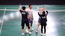 Pasangan selebritas Raffi Ahmad/Nagita Slavina dan Rizky Billar/Lesti Kejora saling berpelukan setelah laga bulu tangkis ganda campuran Turnamen Olahraga Selebriti Indonesia (TOSI) di GOR UNJ, Jakarta, Minggu (16/07/2023). Raffi dan Gigi kalah dua set langsung dari Rizky Billar dan Lesti dengan skor 12-21, 10-21.(Bola.com/Bagaskara Lazuardi)