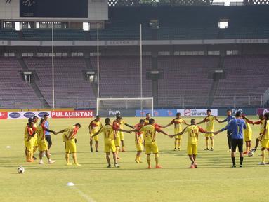 Tim Sriwijaya FC berlatih sekaligus uji coba lapangan Stadion Utama Gelora Bung Karno, Senayan, Jakarta, Sabtu (17/10/2015) pagi WIB. (Bola.com/Nicklas Hanoatubun)