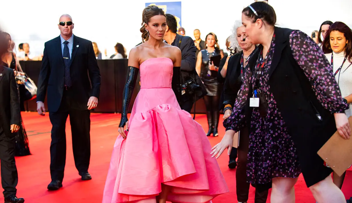 Aktris Kate Beckinsale menghadiri pemutaran perdana 'Prisoner's Daughter' pada Toronto International Film Festival (TIFF) di Roy Thomson Hall, Toronto, Kanada, 14 September 2022. Kate Beckinsale tampil memukau dalam balutan gaun pink elegan. (Photo by Arthur Mola/Invision/AP)