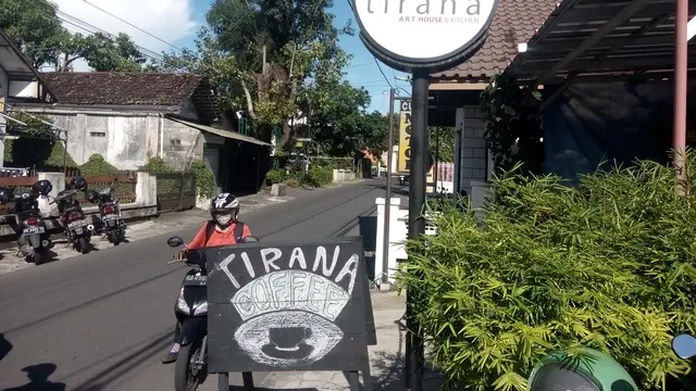 Kafe yang menyediakan menu western ada di Tirana house