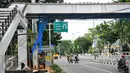 Sejumlah warga menyeberangi jalan raya di Prof Dr.Supomo, Tebet, Jakarta, Rabu (13/4). Pembangunan JPO di kawasan Tebet terus dikerjakan guna memberikan kenyamanan bagi pejalan kaki. (Liputan6.com/Yoppy Renato)