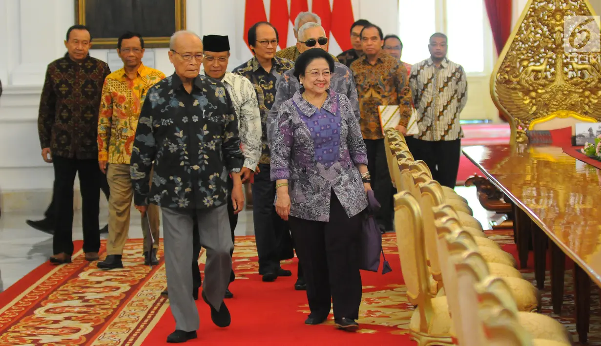 Para Dewan Pengarah Badan Pembinaan Ideologi Pancasila (BPIP) tiba untuk menemui Presiden Joko Widodo di Istana Merdeka, Jakarta, Kamis (9/5/2019). Dalam pertemuan tersebut hadir Ketua Dewan Pengarah BPIP yang juga mantan Presiden kelima Megawati Soekarnoputri. (Liputan6.com/Angga Yuniar)