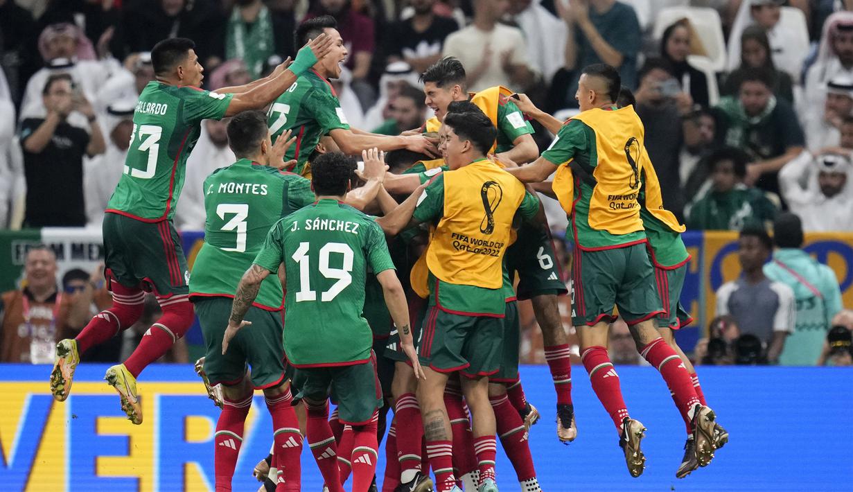 <p>Selebrasi pemain timnas Mexico usai Luis Chavez menjebol gawang Arab Saudi dalam pertandingan grup C Piala Dunia 2022 yang berlangsung di Lusail Stadium, Qatar, Kamis (1//12/2022). (AP Photo/Manu Fernandez)</p>