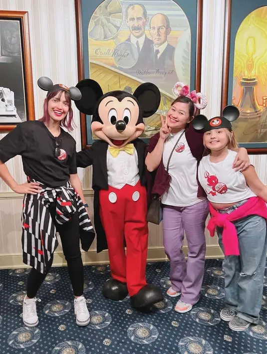 <p>Selain Nia, putrinya yaitu Mikhayla juga terlihat meniru gaya rambut ibunya menjadi ombre namun dengan warna pink. (Instagram/talitha_nugroho11).</p>