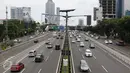Kendaraan melintasi Jalan Gatot Subroto, Jakarta, Senin (12/12). Hari libur memperingati Maulid Nabi Muhammad SAW membuat kondisi lalu lintas di Ibu Kota relatif lengang dibanding hari biasa. (Liputan6.com/Immanuel Antonius)