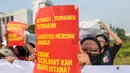 Sejumlah mahasiswa menyampaikan aspirasi melalui poster dan spanduk saat menggelar aksi unjuk rasa di kawasan Tugu Tani, Menteng, Jakarta Pusat, Selasa (20/10/2026). Selain isu lingkungan, massa juga menyoroti ketimpangan sosial dan komersialisasi pendidikan. (KLY/Budy Santoso)
