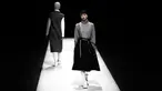 Model berjalan di atas catwalk memperagakan busana muslim Autumn/Winter 2017 karya desainer Indonesia, Rani Hatta saat acara Tokyo Fashion Week di Tokyo, Jepang, Rabu (22/3). (AFP Photo / Behrouz Mehri)