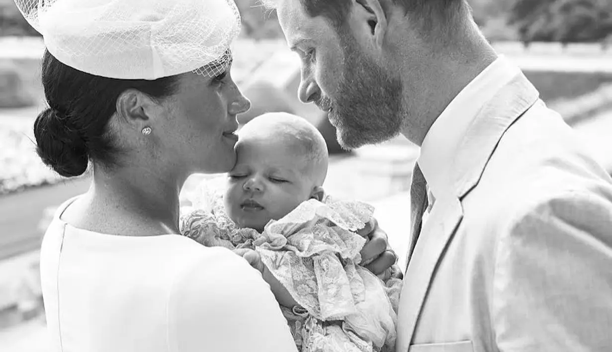 Setelah Pangeran Charles naik takhta gantikan posisi Ratu Elizabeth II, anak-anak Harry dan Meghan Markle kini dapat gelar pangeran dan putri. (Instagram/sussexroyal).