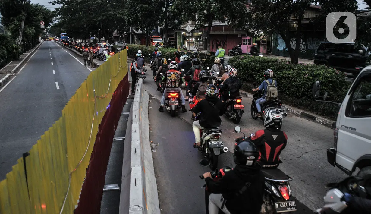 Pengendara melintas di samping proyek galian saluran di Jalan I Gusti Ngurah Rai, Jakarta, Rabu (6/1/2021). Penutupan jalan sehubungan adanya pekerjaan box culvert dan crossing buis beton oleh Sudin Sumber Daya Air Kota Administrasi Jakarta Timur. (merdeka.com/Iqbal S Nugroho)