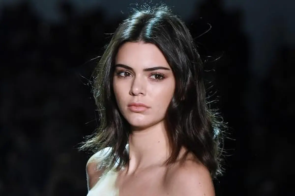 Kendall Jenner tutupi puting dengan pizza