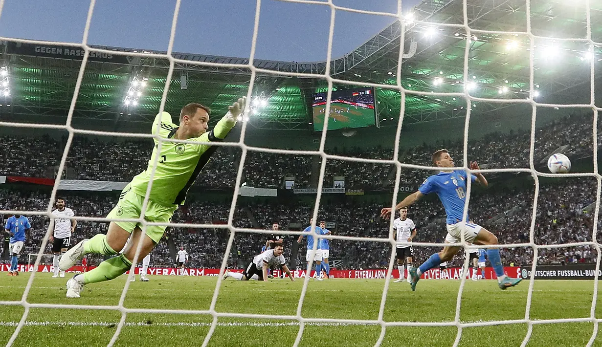 Penjaga gawang Jerman Manuel Neuer (kiri) berlari kembali ke gawangnya untuk menyelamatkan tendangan pemain Italia Nicolo Barella (kanan) pada pertandingan sepak bola UEFA Nations League di Moenchengladbach, Jerman, 14 Juni 2022. Jerman mengalahkan Italia 5-2. (AP Photo/Martin Meissner)