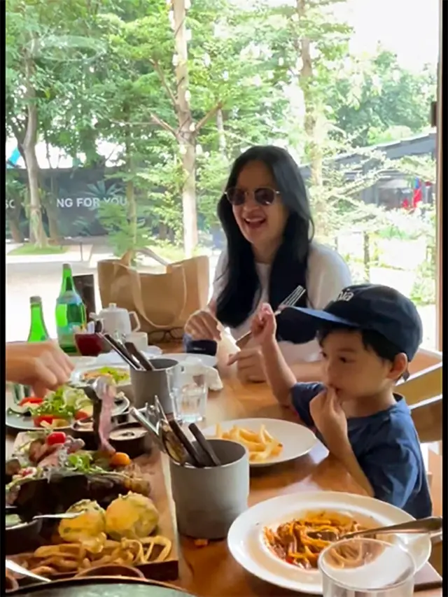 Donna Harun bersama anak dan cucu