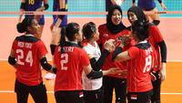 Pemain Timnas Bola Voli Putri Indonesia melakukan selebrasi setelah mencetak poin&nbsp;saat laga&nbsp;Grup A Bola Voli Putri SEA Games 2023 melawan Timnas Bola Voli Putri Thailand di Olympic Complex Indoor Main Hall, Phnom Penh, Kamboja, Selasa (09/05/2023). (Bola.com/Abdul Aziz)