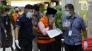 Mantan Anggota Badan Pemeriksa Keuangan (BPK), Rizal Djalil (tengah) sesaat sebelum memberi keterangan usai rilis penahanan di Gedung KPK, Jakarta, Kamis (3/12/2020). Rizal merupakan tersangka penerima suap proyek Sistem Penyediaan Air Minum di Kementerian PUPR. (Liputan6.com/Helmi Fithriansyah)
