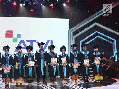 Sejumlah wisudawan dan wisudawati berdiri didepan saat mengikuti wisuda ATVI ke-X di Jakarta, Kamis (7/12). Sebanyak 110 wisudawan dan wisudawati ATVI mengikuti wisuda ke-X. (Liputan6.com/Angga Yuniar)