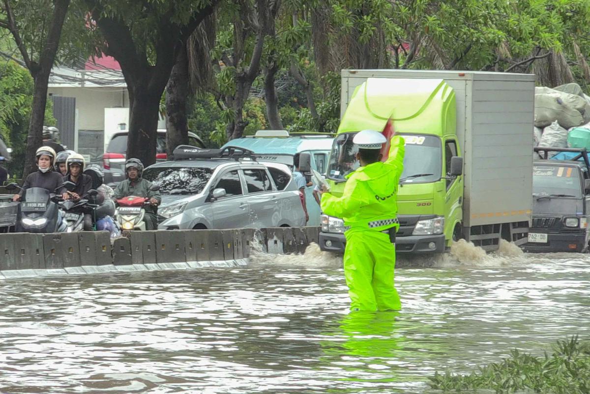 FOTO: Banjir Rendam Jalan Daan Mogot Lalu Lintas Tersendat
