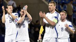 Penyerang anyar Inter Milan, Edin Dzeko (kanan kedua) merupakan kapten Timnas Bosnia & Herzegovina. Dzeko saat ini tercatat sebagai pemegang caps terbanyak di timnasnya, yaitu 118 caps dengan 60 gol. (AFP/Pascal Pavani)