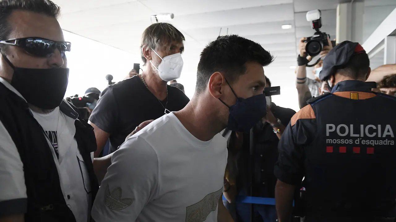 Lionel Messi dan Pepe Costa (masker putih)