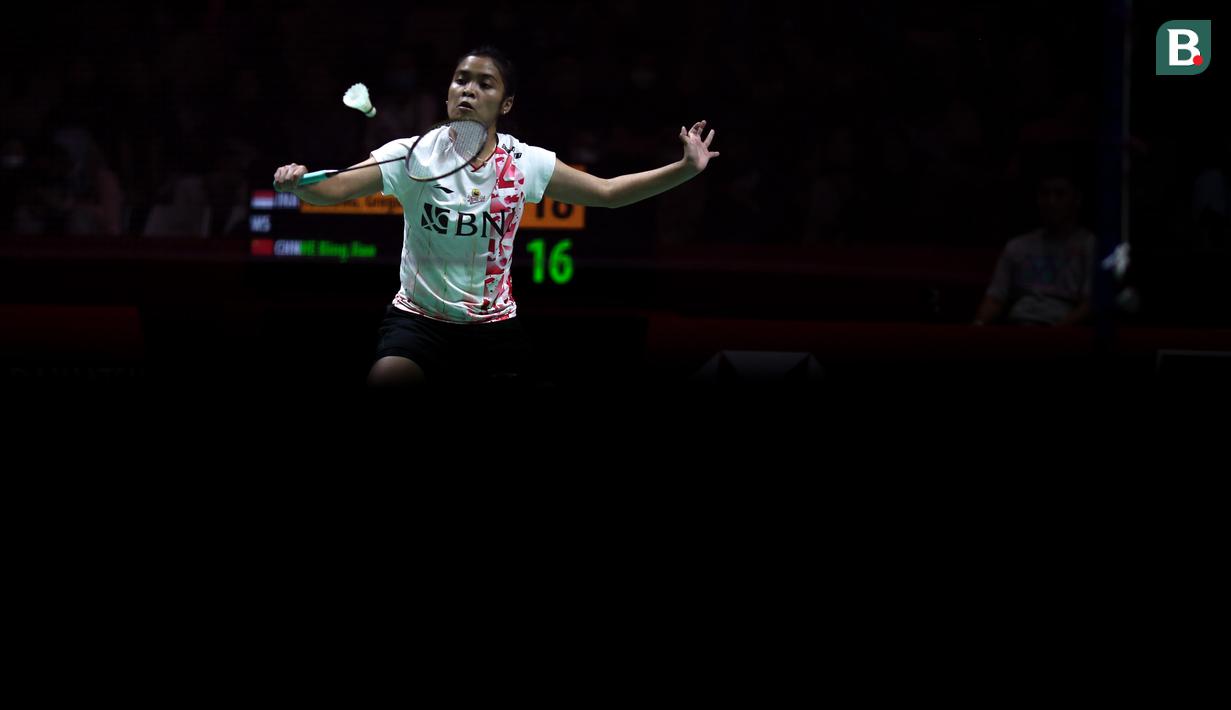 Pertandingan pun berjalan ketat sejak awal game pertama. Skor imbang sempat terjadi pada kedudukan 3-3. Setelah itu Gregoria terus menjaga keunggulan tipis tanpa mampu dikejar He Bing Jiao. Game pertama pun ditutup untuk keunggulan Gregoria dengan 21-19. (Bola.com/Bagaskara Lazuardi)