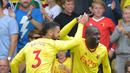 Pemain Watford, Stefano Okaka (kanan) merayakan gol ke gawang Liverpool bersama rekannya  pada laga Premier League di Vicarage Road, Watford, (12/8/2017). Liverpool bermain imbang 3-3. (AFP/Olly Greenwood)