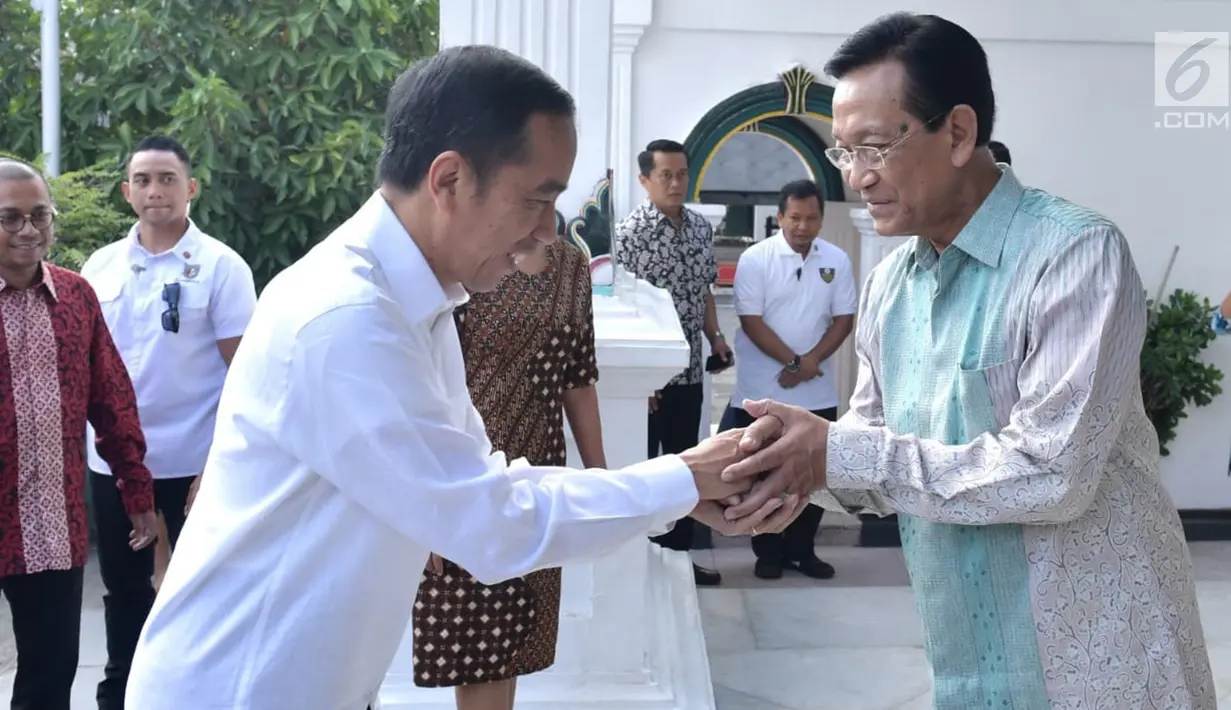 Presiden Joko Widodo bersalaman dengan Sri Sultan Hamengkubuwono X saat tiba di Keraton Yogyakarta, Jumat (28/9). Kedatangannya ke Keraton atas undangan dari Sri Sultan HB X. (Liputan6.com/HO/Biropers)