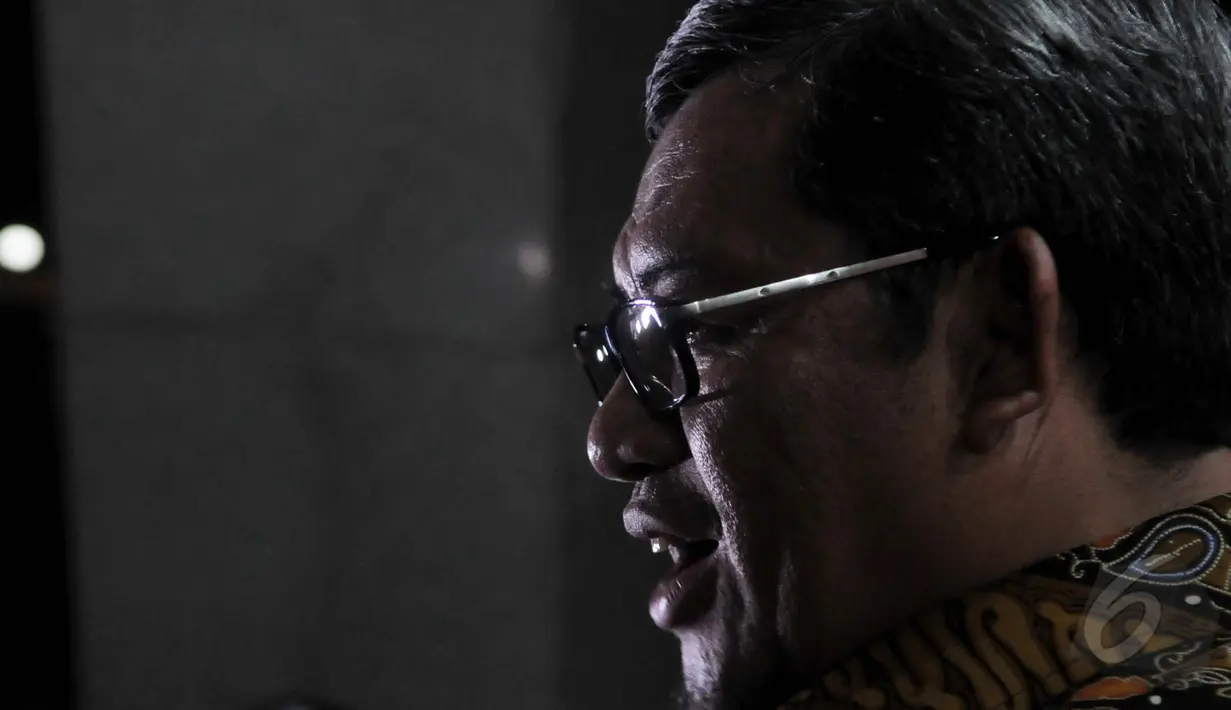 Gubernur Jawa Barat Ahmad Heryawan (Aher) usai menjalani pemeriksaan di Bareskrim Polri, Jakarta, Jumat (15/5/2015). Aher diperiksa sebagai saksi selama 15 jam terkait kasus dugaan korupsi pembangunan Stadion Gedebage Bandung. (Liputan6.com/Johan Tallo)