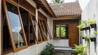 7 Desain Rumah dengan Jendela Jungkit agar Rumah Tetap Adem saat Cuaca Panas