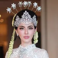 Dalam foto tersebut, Davika Hoorne tampil memesona mengenakan siger Sunda berhias ornamen bunga melati yang menjuntai anggun di kedua sisi wajahnya. [@davikah].