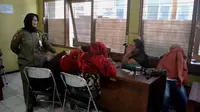 Petugas Satpol PP Kota Malang memberi nasihat ke para PSK yang terjaring razia (Zainul Arifin/Liputan6.com)