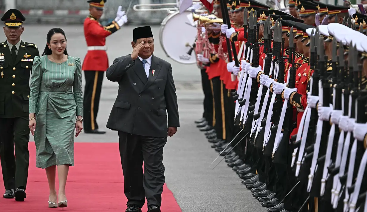 Perdana Menteri Thailand Paetongtarn Shinawatra (tengah) bersama Presiden Republik Indonesia Prabowo Subianto memeriksa barisan kehormatan selama upacara penyambutan di Government House, Bangkok pada 19 Mei 2025. (Lillian SUWANRUMPHA/AFP)