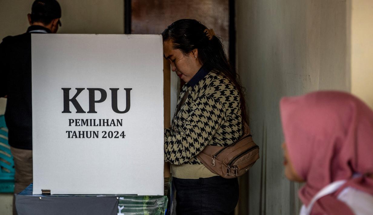 Ini menjadi kali pertama Pemilihan Kepala Daerah (Pilkada) dilaksanakan secara serentak di seluruh wilayah Indonesia. Tampak dalam foto, masyarakat saat berpartisipasi dalam Pilkada Serentak di sebuah TPS di Jakarta pada tanggal 27 November 2024. (BAY ISMOYO/AFP)