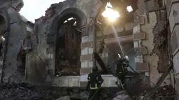 Petugas pemadam kebakaran memadamkan api di stasiun kereta api yang hancur akibat serangan rudal Rusia di Kostyantynivka, wilayah Donetsk, pada 25 Februari 2024. (Anatolii STEPANOV/AFP)