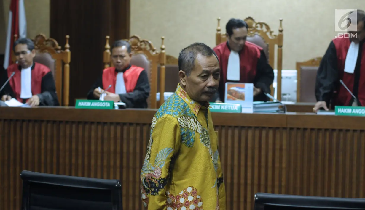Terdakwa penerima suap, Sudiwardono usai menjalani sidang putusan di Pengadilan Tipikor, Jakarta, Rabu (6/6). Mantan Ketua Pengadilan Tinggi Manado ini dinyatakan bersalah, dihukum enam tahun penjara, denda Rp 300 juta. (Liputan6.com/Helmi Fithriansyah)