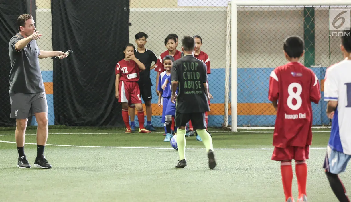 Legenda Liverpool Vladimir Smicer saat sharing and learning kepada anak-anak U-12 di Grand Futsal, Jakarta, Jumat (8/2). Kegiatan ini untuk mengampanyekan olahraga sebagai gaya hidup sehat. (Liputan6.com/Fery Pradolo)