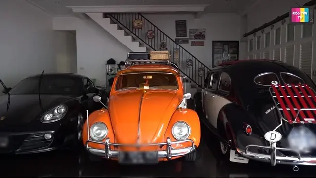 Koleksi mobil di rumah Iis Dahlia. (Foto: YouTube Qiss You TV)