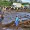 Masyarakat berkumpul di jalan utama di Desa Kamuchiri, Mai Mahiu, Nakuru County, Kenya, Senin (29/4/2024), pasca banjir bandang.