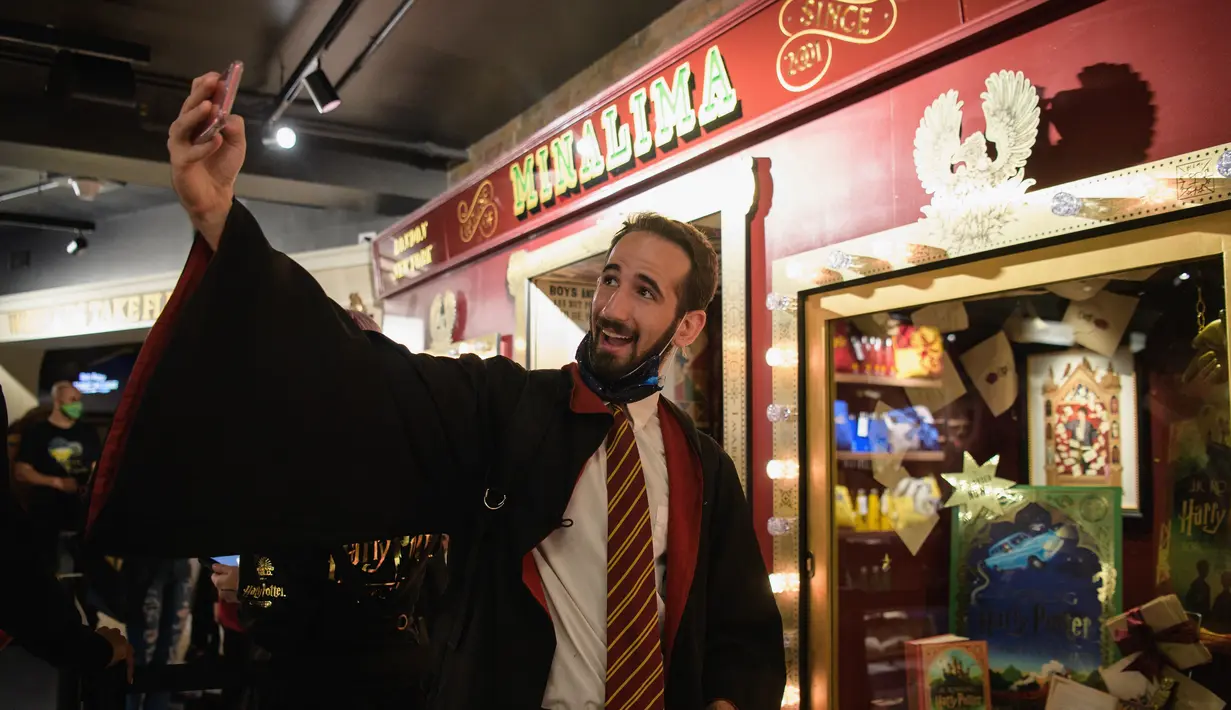 Orang-orang berbelanja di dalam toko Harry Potter Terbesar di Dunia saat resmi dibuka di New York City, Kamis (3/6/2021). Toko Harry Potter ini seharusnya dibuka pada tahun lalu namun ditunda karena pandemi covid-19. (Angela Weiss / AFP)
