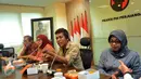 Anggota DPR Fraksi PDIP, Adian Napitupulu (kedua kanan) menjelaskan ide revisi UU No 22/2009  menguat setelah aksi demo sejumlah sopir taksi di Jakarta pada Selasa (22/3), Jakarta, Rabu (23/3/2016). (Liputan6.com/Johan Tallo)