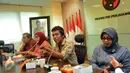 Anggota DPR Fraksi PDIP, Adian Napitupulu (kedua kanan) menjelaskan ide revisi UU No 22/2009  menguat setelah aksi demo sejumlah sopir taksi di Jakarta pada Selasa (22/3), Jakarta, Rabu (23/3/2016). (Liputan6.com/Johan Tallo)