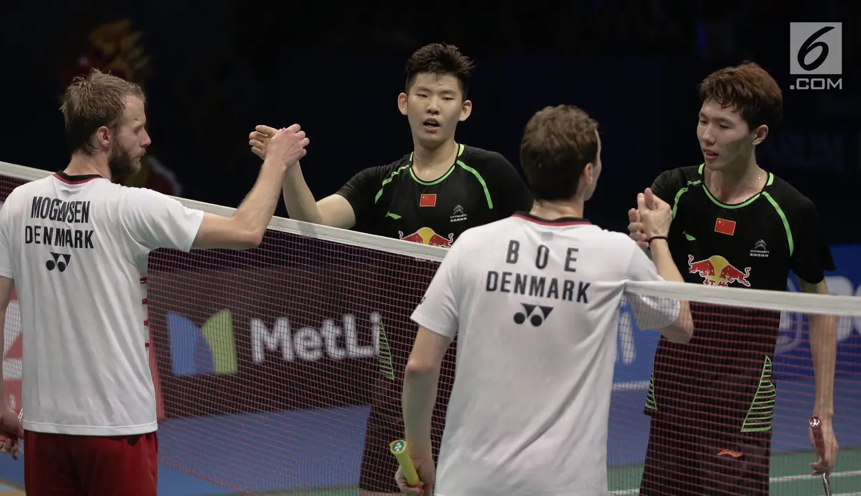 Ganda putra Cina Li Junhui dan Liu Yuchen bersalaman dengan Mathias Boe dan Carsten Mogensen (Denmark) usai final Indonesia Open 2017 di Jakarta, (18/6). Ganda putra Cina juara Indonesia Open dengan skor 21-19 19-21 21-18. (Liputan6.com/Faizal Fanani)