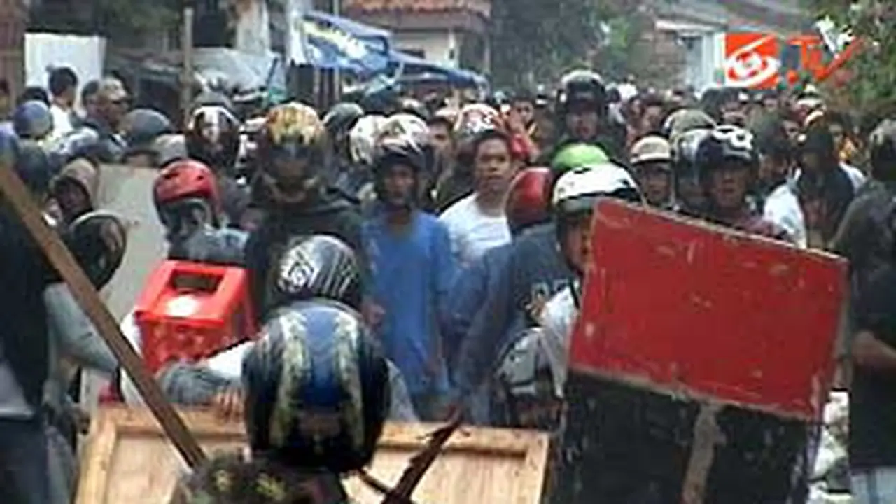 110705dtawuran-warga.jpg