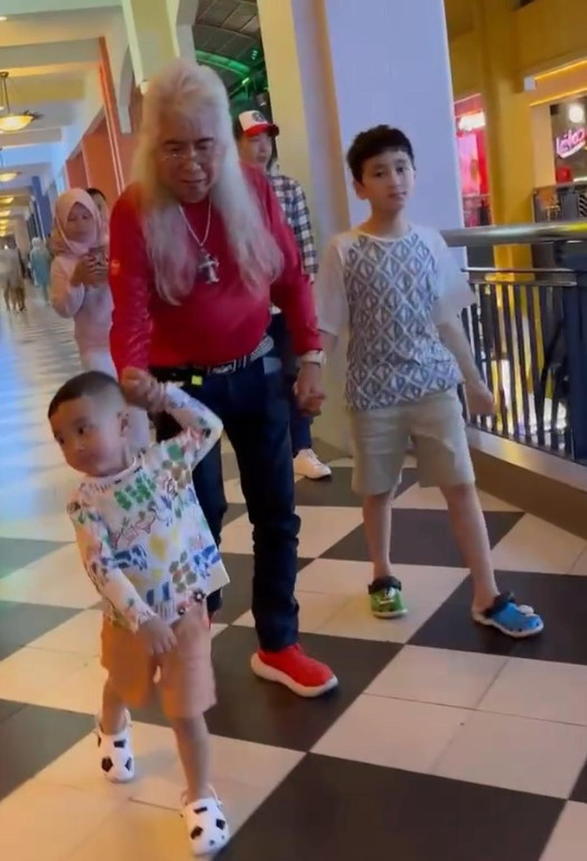 Rafathar dan Rayyanza Bertemu dengan Gideon Tengker, Rieta Amilia Beri Komentar
