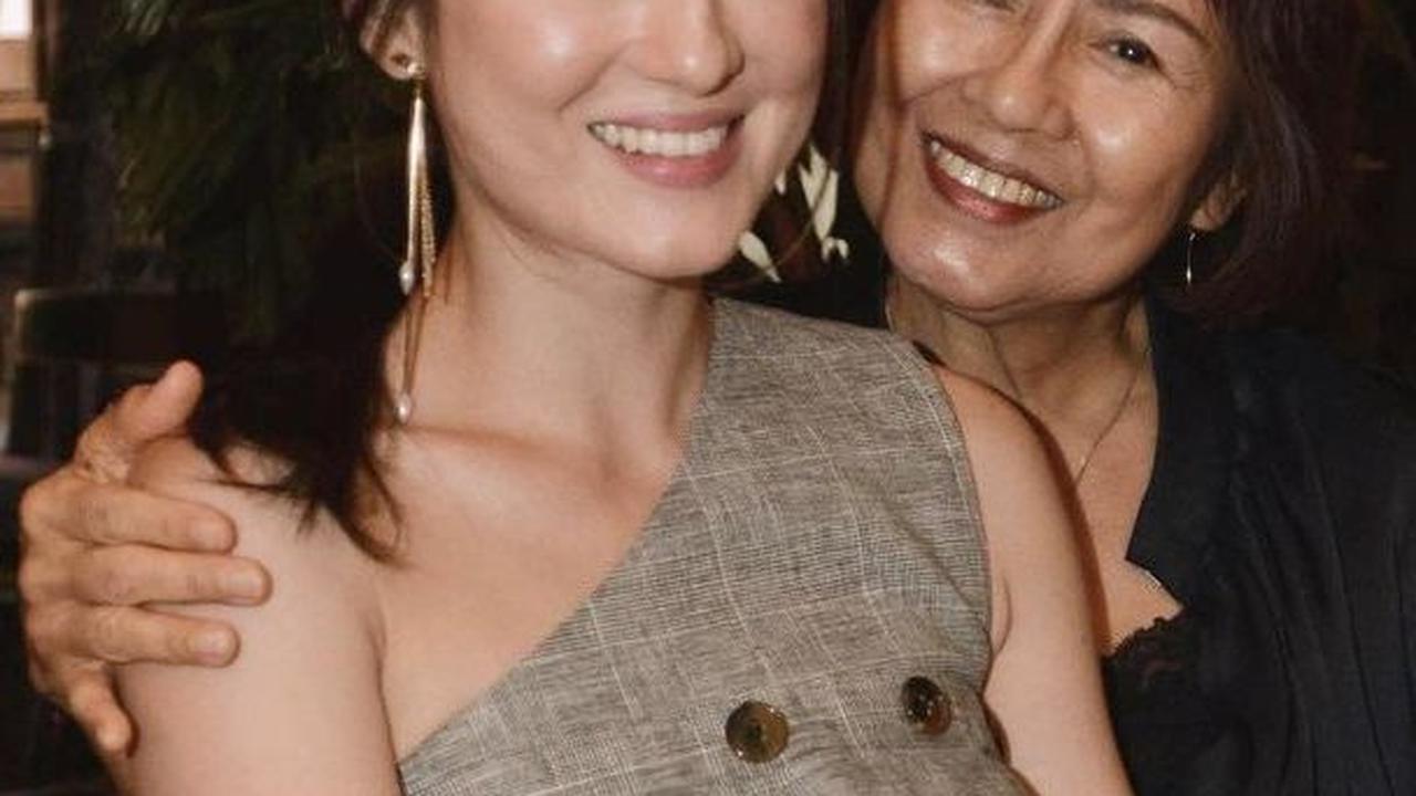 Potret Julie Estelle bersama Sang Ibunda, Hilda Limbara.