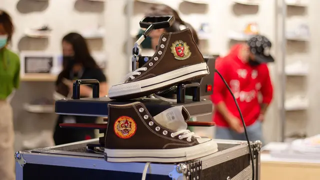 Bagian Kampanye Global, Intip Kostumisasi Emblem di Sepatu Converse