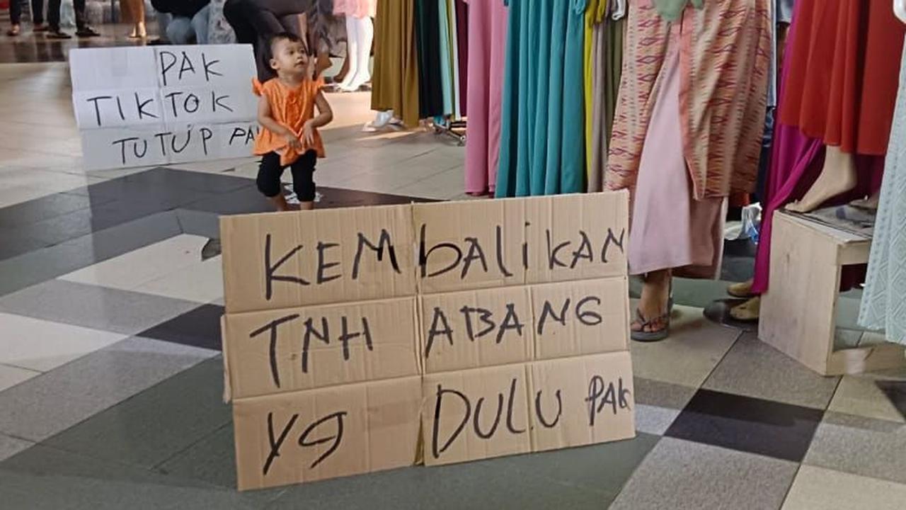 "Ini dampaknya (pendapatan) kita minta dihapuskan. Online-online itu harganya lebih murah dari toko padahal bahannya sama," kata Anton kepada media.&nbsp;