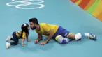 Pevoli Brasil, William, melakukan selebrasi unik dengan sang putri usai menaklukkan Rusia pada semifinal Olimpiade 2016 di Maracanazinho, Brasil, Sabtu (20/8/2016). Brasil menang 3-0 atas Rusia. (Reuters/Ricardo Moraes)