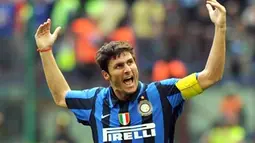Inter Milan's captain Javier Zanetti celebrates after the goal of Inter Milan's midfielder Patrick Vieira during their Serie A football match Inter Milan vs Siena at San Siro Stadium in Milan on May 11, 2008. AFP PHOTO/GIUSEPPE CACACE